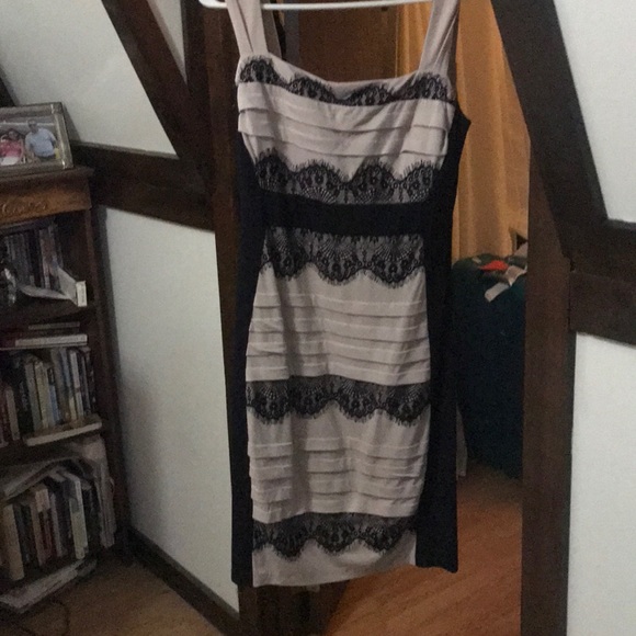 Nude and black lace dress - Picture 3 of 3